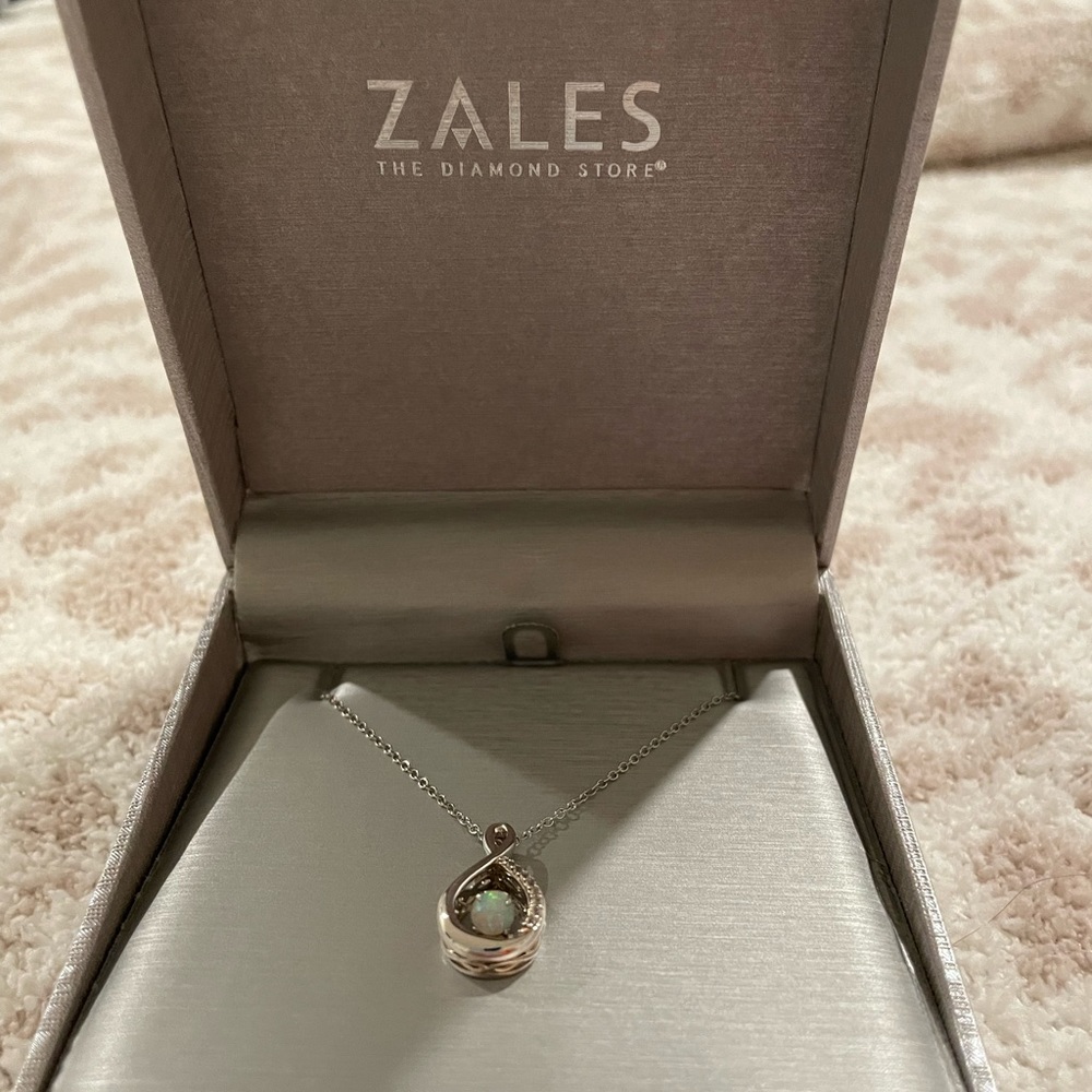 Sales opal/diamond necklace
